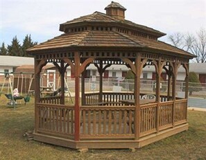 Gazebo - Dutch Treat Motel (Ronks)
