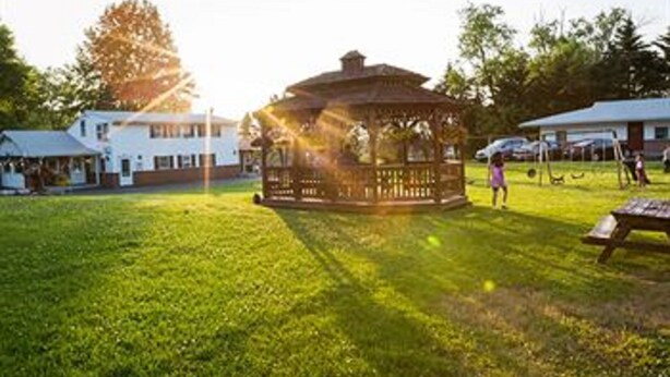 Gazebo - Dutch Treat Motel (Ronks)