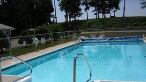 Seasonal outdoor pool - Dutch Treat Motel (Ronks)