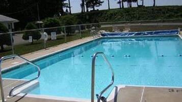 Een seizoensgebonden buitenzwembad