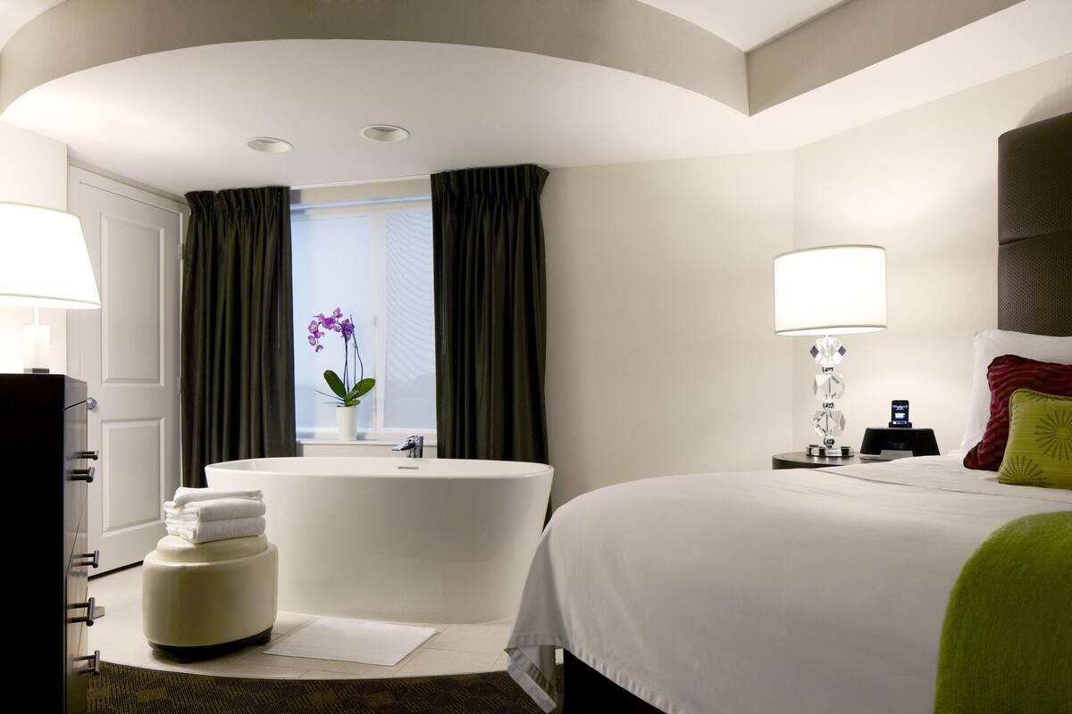 Suite, 1 Schlafzimmer (Master) | Hochwertige Bettwaren, Daunenbettdecken, Schreibtisch