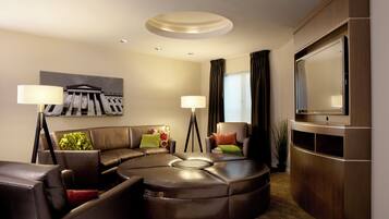 Suite, 1 kamar tidur (Master) | Seprai premium, selimut bulu angsa, dan meja kerja