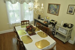 Dining - Eden Park Guest House (Takoma Park)
