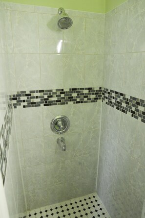 Habitación individual, 1 cama King size (Trezila) | Baño | Secadora de cabello, jabón, shampoo, papel de baño 