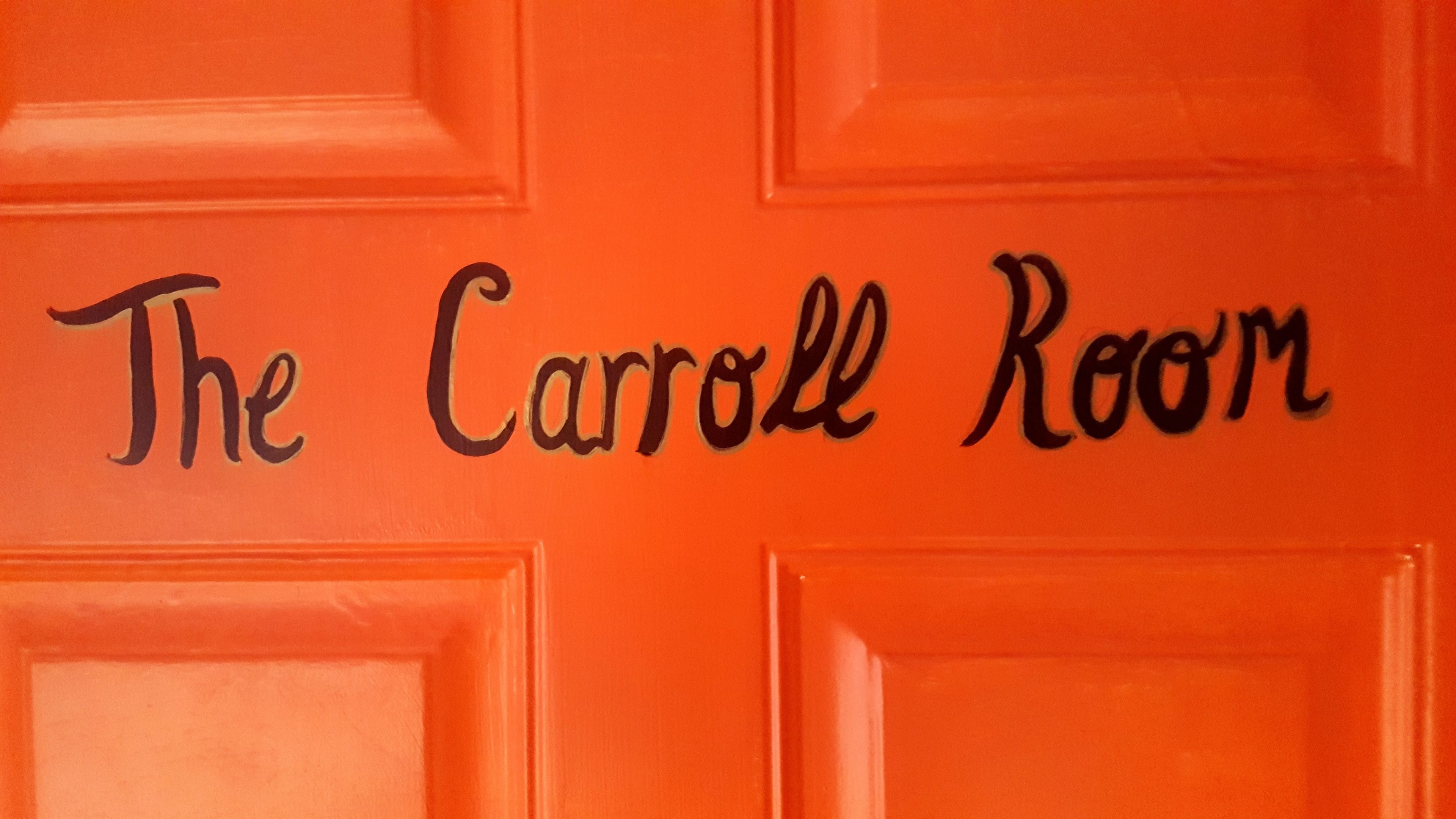 Una puerta con la inscripción 'The Carroll Room'.