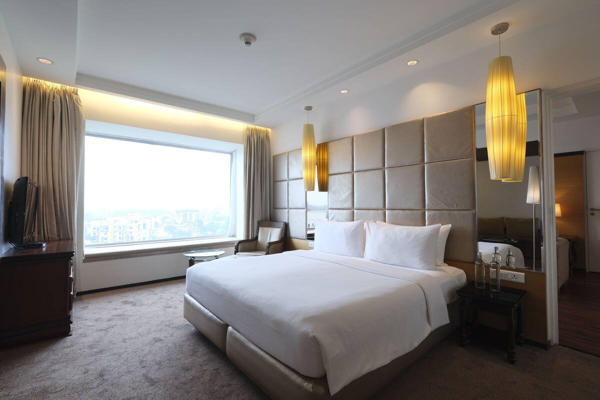 deluxe suite | egyptian cotton sheets, premium bedding, memory-foam beds, minibar