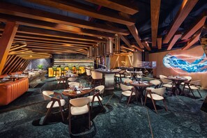 3 restaurants, breakfast, lunch, dinner served; international cuisine 