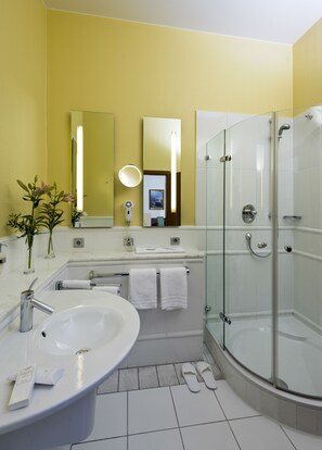Deluxe Double Room, 1 Double Bed, Non Smoking | Bathroom | Deep-soaking bathtub, free toiletries, hair dryer, towels - Victoria Hotel (Minden)