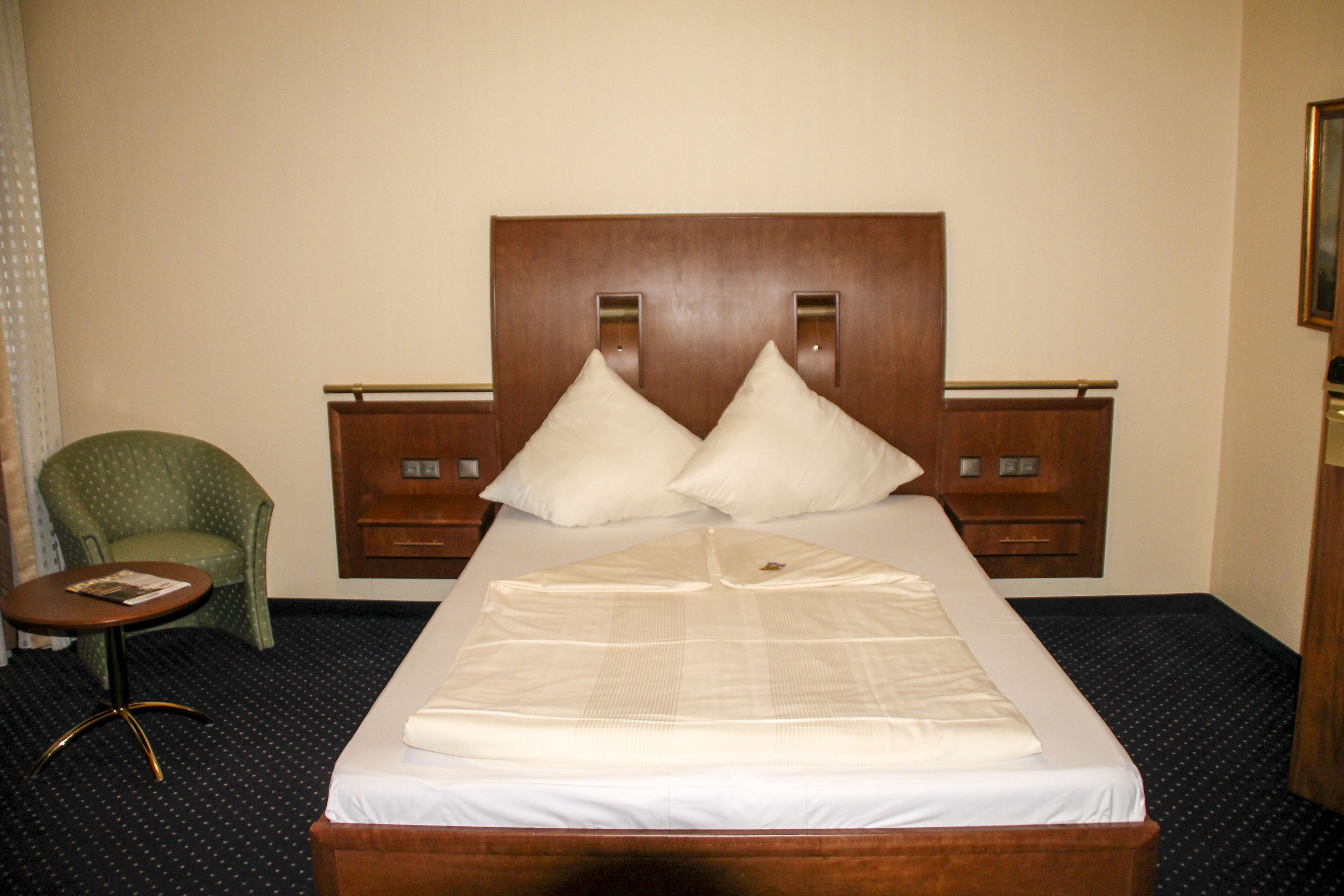 standard double room, 1 double bed, non smoking | premium bedding, minibar, in-room safe, desk