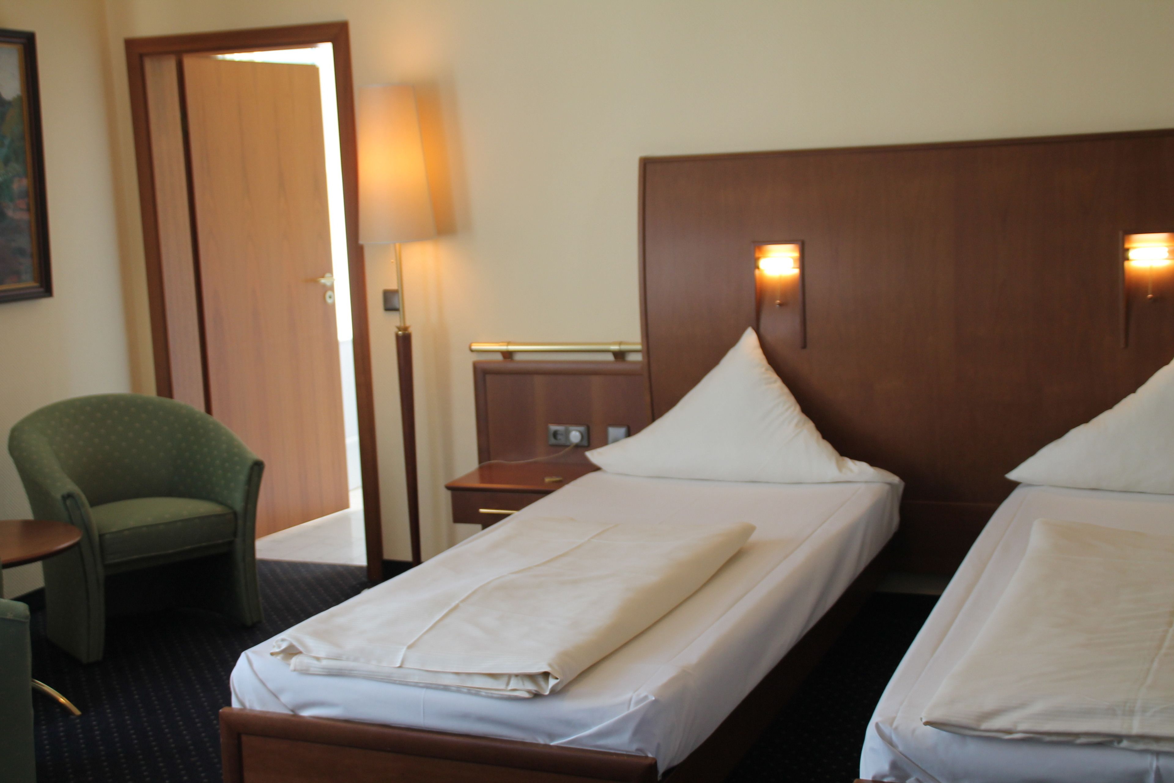 deluxe double room, 1 double bed, non smoking | premium bedding, minibar, in-room safe, desk