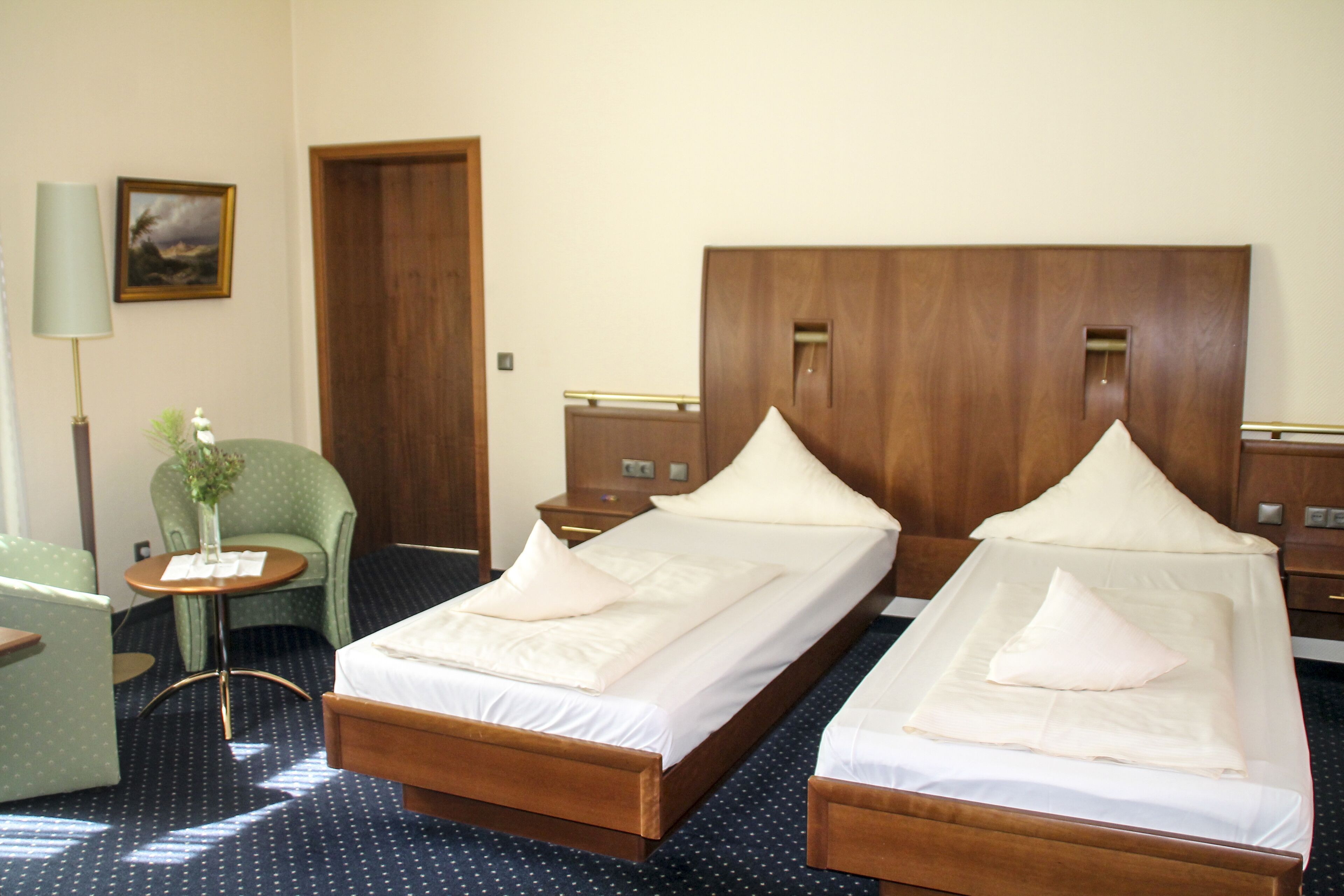 deluxe single room, 1 double bed, non smoking | premium bedding, minibar, in-room safe, desk