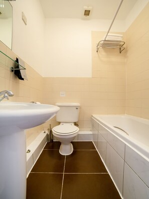 Shower, free toiletries, towels, toilet paper - OYO London Luton (Luton)