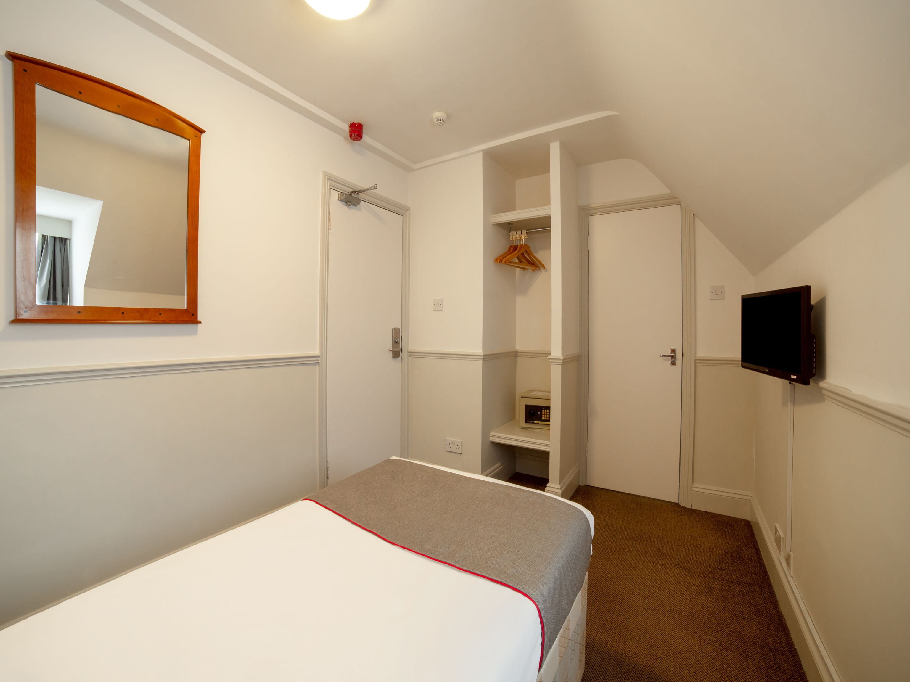 standard single room | 1 bedroom, desk, free wifi, bed sheets