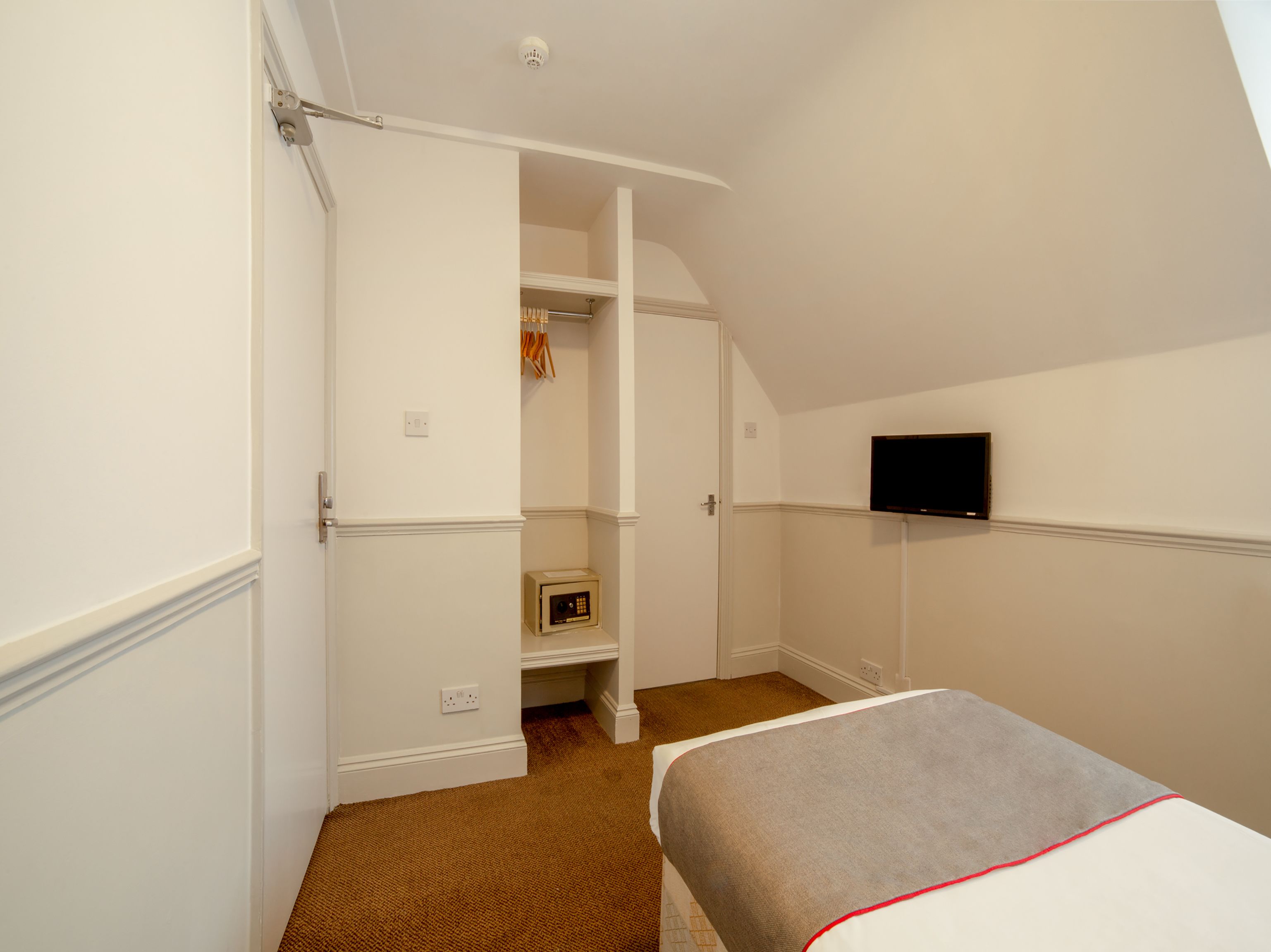 standard single room | 1 bedroom, desk, free wifi, bed sheets