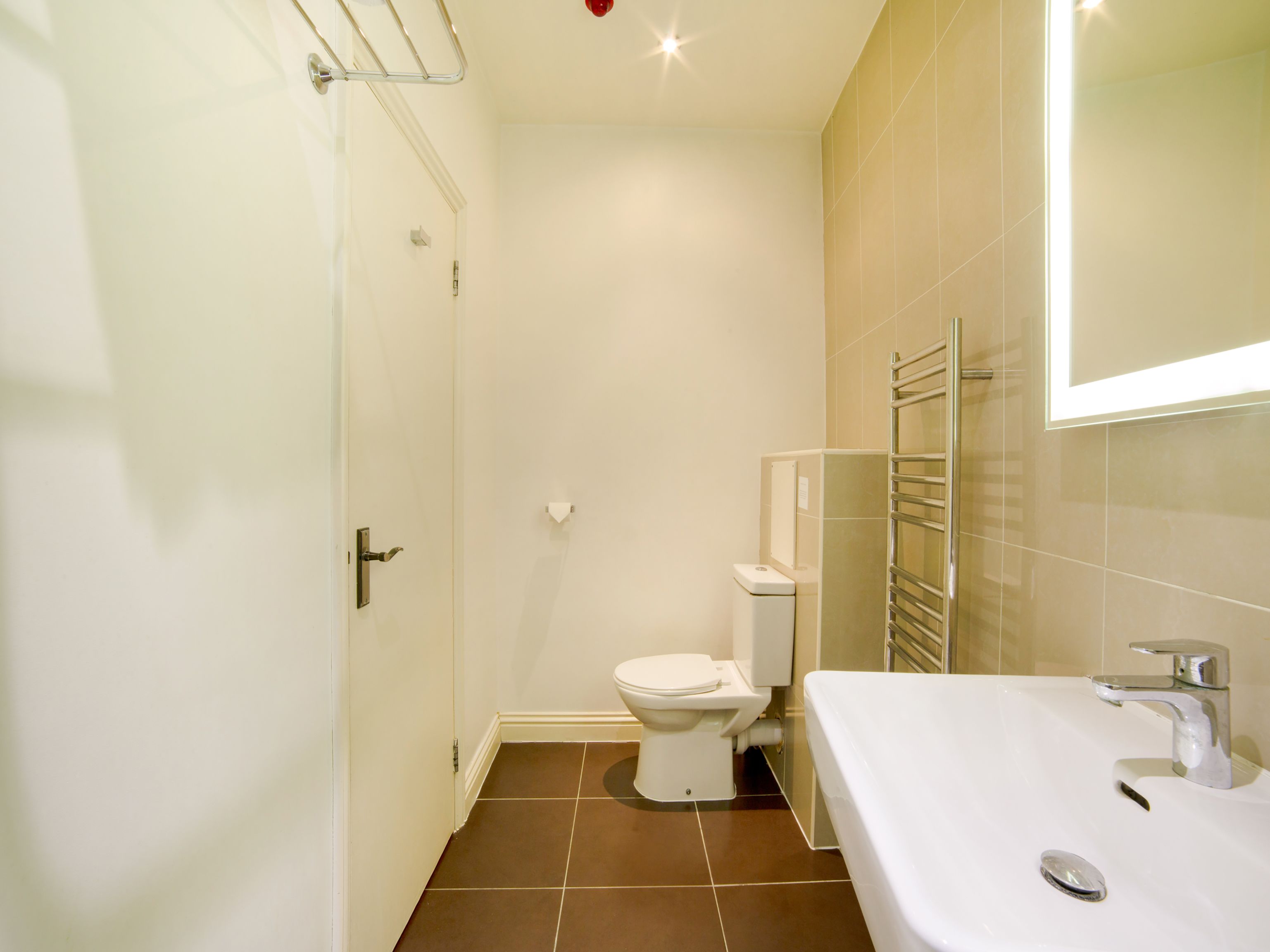 standard double room | bathroom | shower, free toiletries, towels, toilet paper