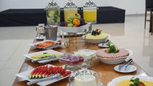 A buffet table with various food items, including fruits, desserts, and beverages. - Ipê Park Hotel (São José do Rio Preto)
