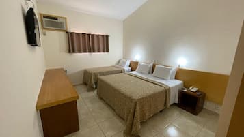 Quarto triplo econômico, várias camas | Frigobar, Wi-Fi de cortesia, roupa de cama