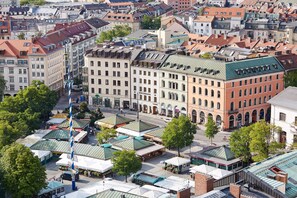 A historic building with multiple floors, large windows, and a green roof. - Living Hotel Das Viktualienmarkt (Munich)