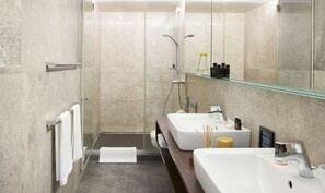 Shower, rainfall showerhead, eco-friendly toiletries, hair dryer - Living Hotel Das Viktualienmarkt (Munich)