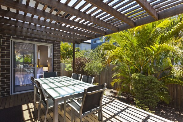 Garden view - Quarterdecks Retreat (Urangan)