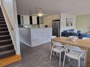 Villa ejecutiva | Área de sala de estar | Televisión LCD de 32 pulgadas con canales digitales y televisión