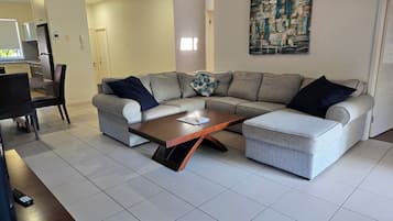 Villa – classic, 3 soverom | Oppholdsområde | En 32-tommers LED-TV med digitale kanaler