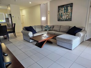 Villa – classic, 3 soverom | Oppholdsområde | En 32-tommers LED-TV med digitale kanaler