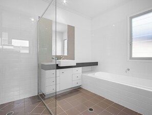 Classic Villa, 2 Bedrooms | Bathroom - Quarterdecks Retreat (Urangan)