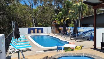 Ulkouima-allas, aurinkovarjoja, aurinkotuoleja