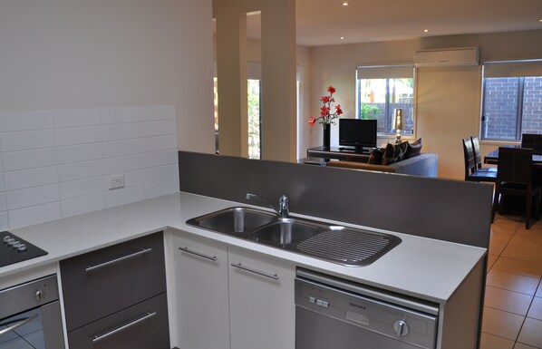 Full-size fridge, microwave, stovetop, dishwasher - Quarterdecks Retreat (Urangan)