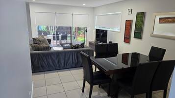 Classic Villa, 3 Bedrooms | Dining room