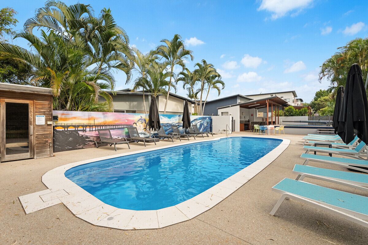 Piscine extérieure, parasols, chaises longues