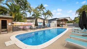Piscine extérieure, parasols, chaises longues