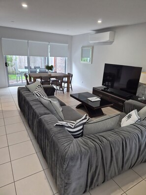 Villa – classic, 2 soverom | Oppholdsområde | En 32-tommers LED-TV med digitale kanaler