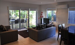 32-inch LED TV with digital channels - Quarterdecks Retreat (Urangan)
