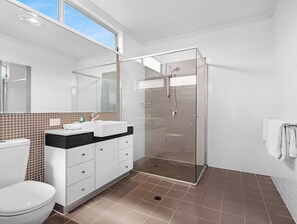 Klassieke villa, 2 slaapkamers | Badkamer | Een bad/douchecombinatie, een diep bad, gratis toiletartikelen