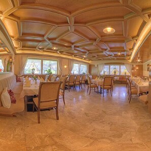 Aamiainen, lounas ja illallinen; ulkoilmaravintola 