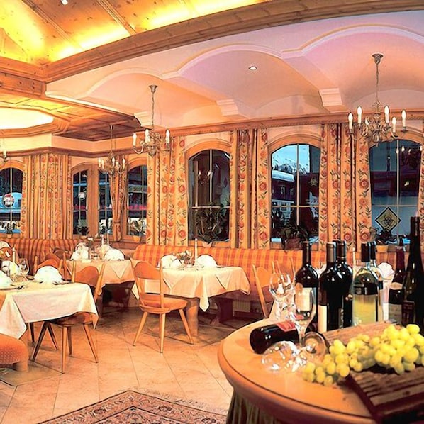Ofereix taules a l'aire lliure i s'hi serveixen esmorzars i dinars