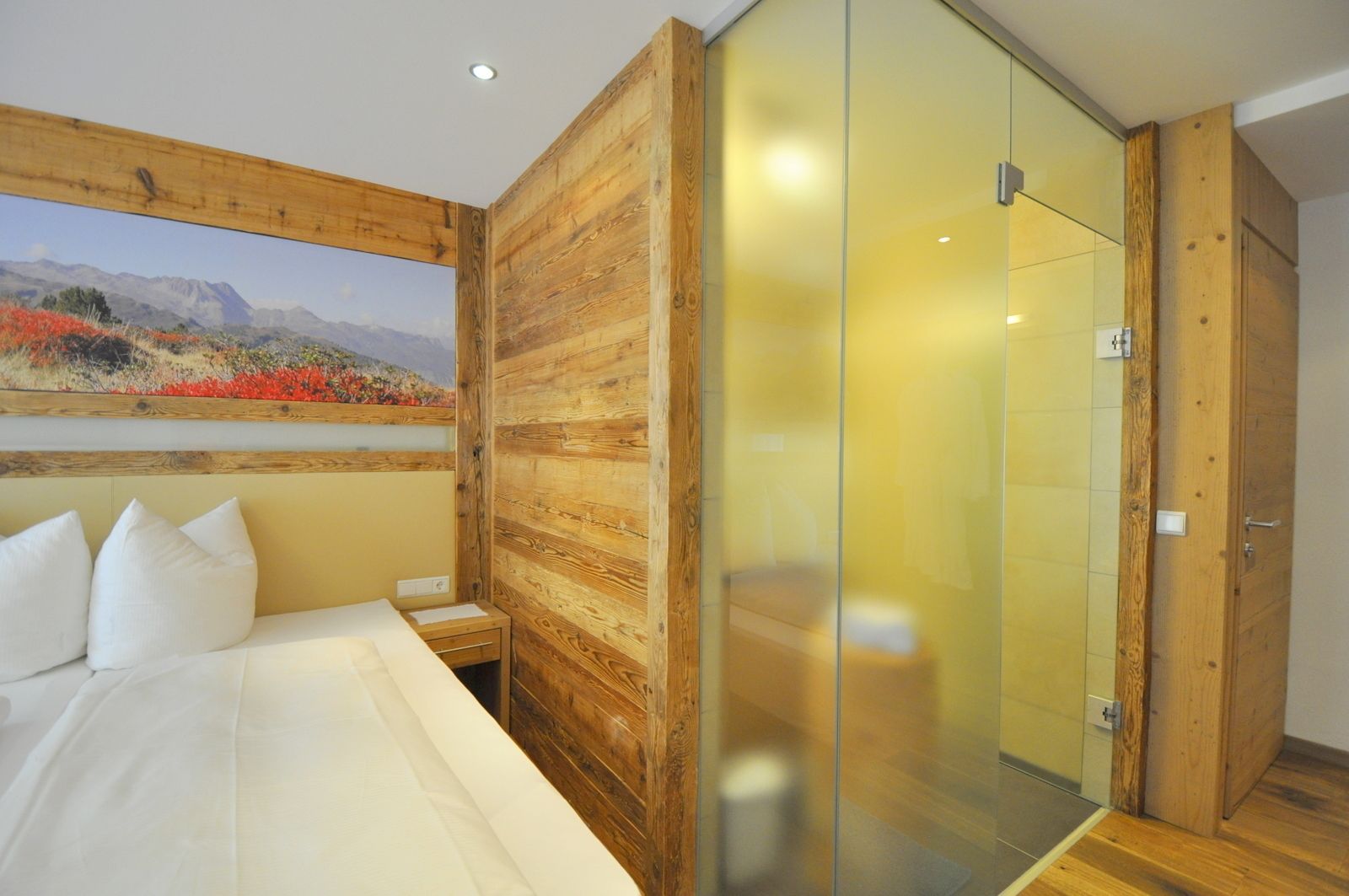 Comfort-dobbeltværelse - balkon | Senge med topmadrasser, pengeskab på værelset, skrivebord