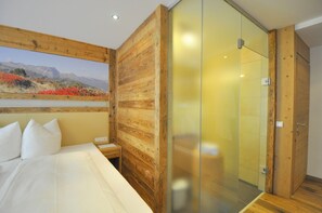 Comfort Double Room, Balcony | Pillowtop beds, in-room safe, desk, iron/ironing board - Hotel Central (Gerlos)