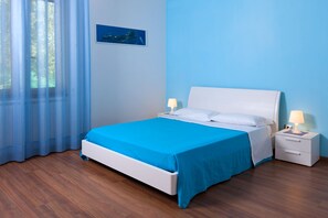 Standaard tweepersoonskamer, balkon | Luxe beddengoed, donzen dekbedden, een strijkplank/strijkijzer