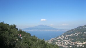 Un pueblo costero con vista a una montaña distante.