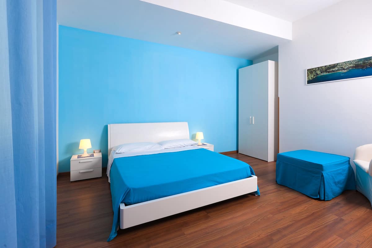 Habitación doble estándar, balcón | Ropa de cama de alta calidad, edredón y tabla de planchar con plancha