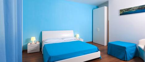 Kahden hengen standard-huone, parveke | Ylelliset vuodevaatteet, untuvapeitot, silitysrauta/-lauta, lisävuoteet