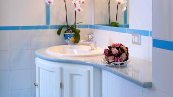 Habitación estándar doble, balcón | Baño | Ducha y cabezal de ducha tipo lluvia