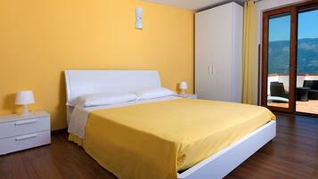 Superior-Doppelzimmer, Terrasse, Meerblick | Hochwertige Bettwaren, Daunenbettdecken, Bügeleisen/Bügelbrett