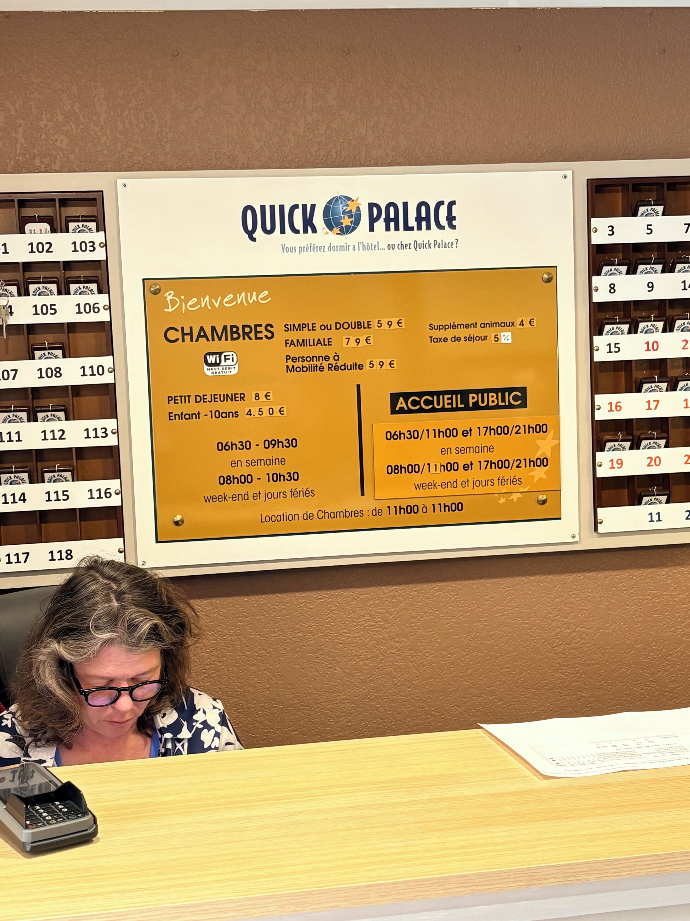 Ein Schild mit Zimmerpreisen und Verfügbarkeiten des Hotels Quick Palace.