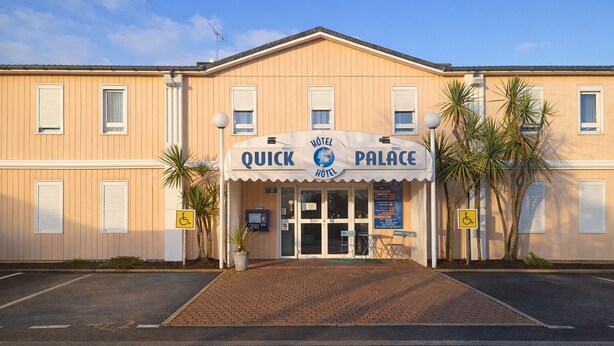 A hotel named "Quick Palace" with a classic facade, a central entrance, and a wheelchair accessibility sign. - Quick Palace St Brieuc Tregueux (Tregueux)