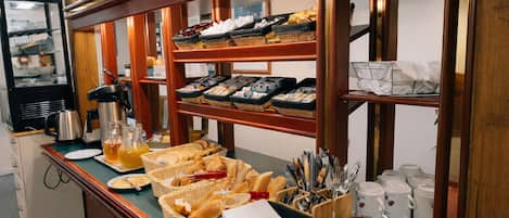 Petit déjeuner buffet (8.00 EUR par personne)