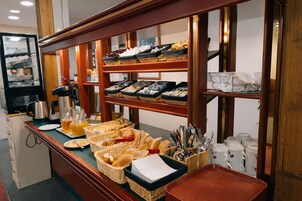 Se ofrece un desayuno bufé todos los días (por un coste adicional)